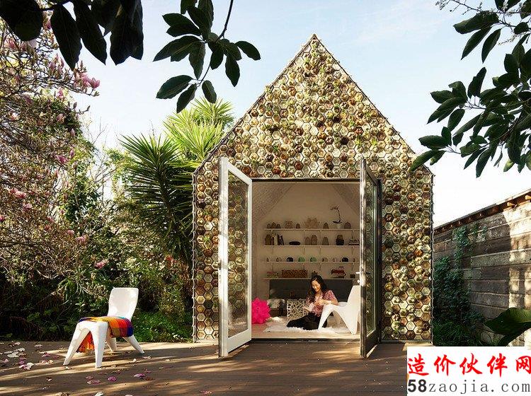 λѧڻշ3Dӡ4500שԼҺԺġݡ, The cabin is integrated into the landscape thanks to the hundreds of succulents and air plants that comprise the facade and are held by the 3D-printed hexagonal planter tiles. 3D-printed chairs and tables, also designed by Emerging Objects, serve as both indoor and outdoor furniture. ͼƬ  Matthew Millman