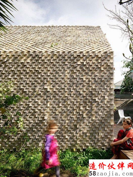Over 4,500 3D-printed ceramic tiles clad the majority of the building. The calibrated inconsistencies and material behavior make each tile unique. Ever changing shadows transform the cabins surface throughout the day as each seed stitch tile is gently curved to receive the sun and cast shadows. ͼƬ  Matthew Millman
